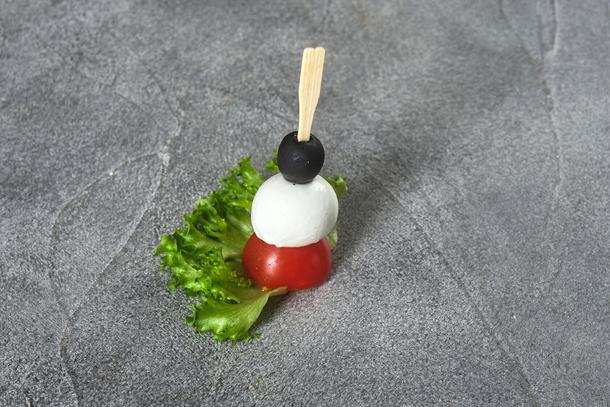 Закуска с маслиной и черри Закуска с маслиной и черри