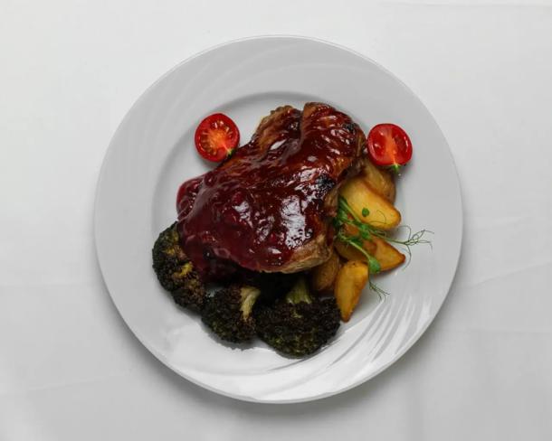 Стейк из свиной шеи BBQ с картофелем и брокколи