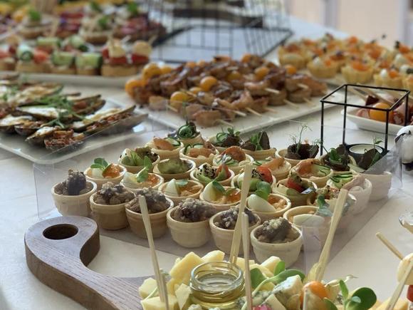 Фуршетный сет премиум с горячими закусками на 30 персон в Новосибирске