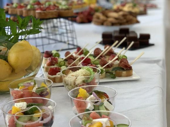 Мясной сет с салатами "Сытый папа" на 20 персон в Новосибирске